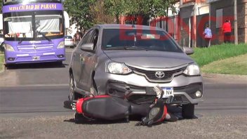Hospitalizaron a una joven tras el choque entre una moto y un auto
