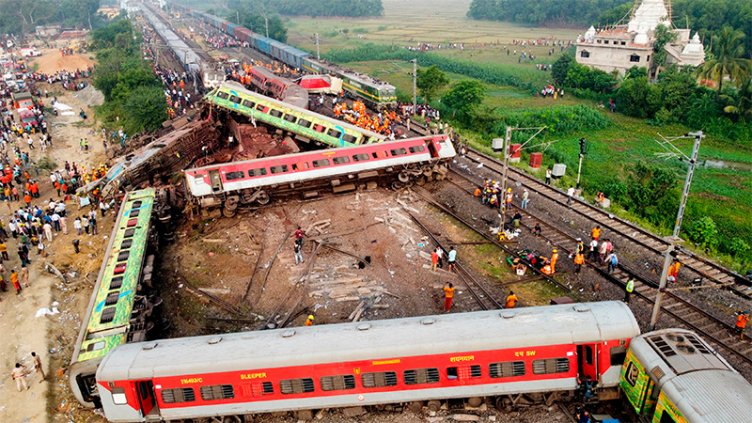 Fotos: identificaron las causas y los responsables del choque de trenes en India