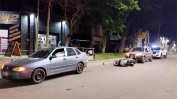 Mujer lesionada tras un triple choque entre dos automóviles y una moto