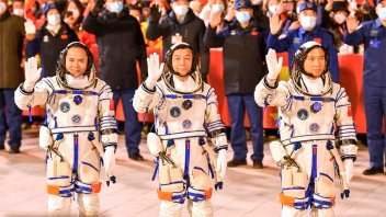 Tres astronautas chinos volvieron a la Tierra tras seis meses de misión espacial