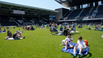 El club inglés Fulham organizó un picnic en su estadio