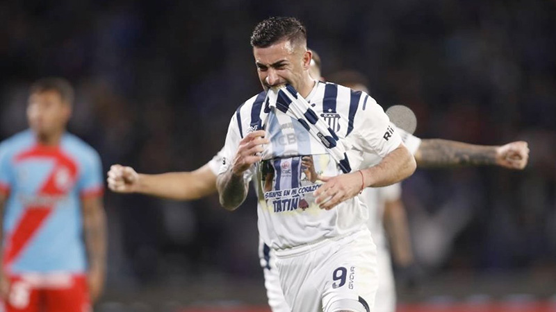 Michael Santos fue el héroe para Talleres, que vencó a Arsenal.