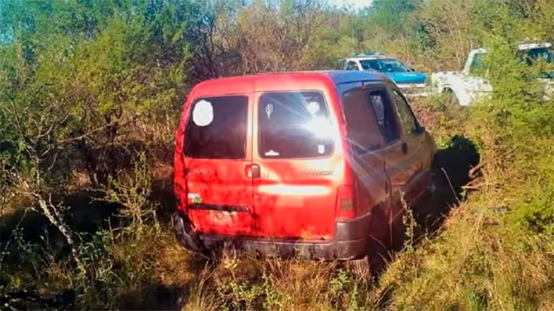Dejó su vehículo con las llaves puestas, se lo robaron y lo abandonaron