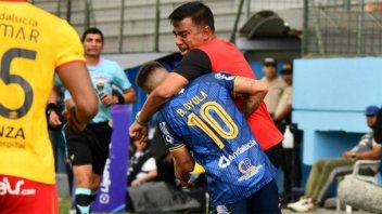 Video: un entrenador golpeó a dos argentinos en el fútbol ecuatoriano