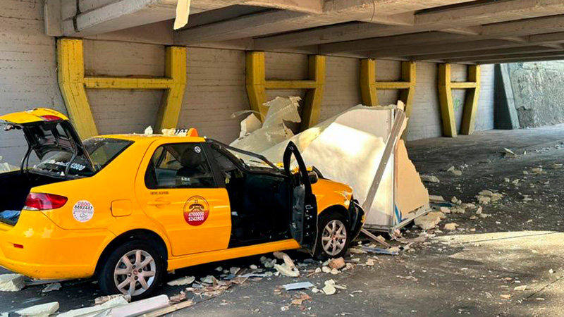 Camión chocó contra un puente y su acoplado aplastó un taxi | Elonce.com