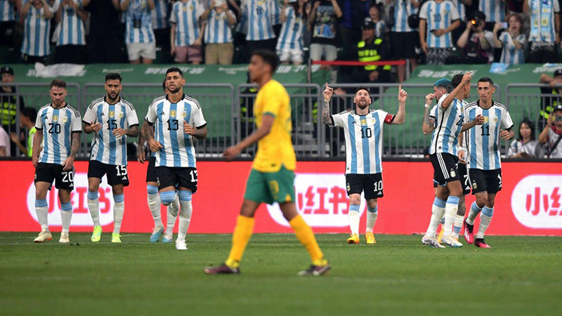 Argentina venció a Australia en Beijing en el primer amistoso de su gira.