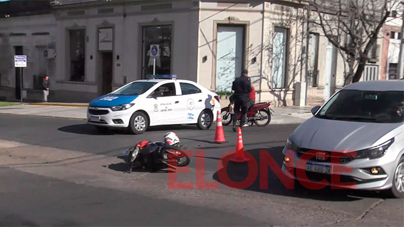 Una mujer fue hospitalizada tras choque entre dos motos en esquina de ...
