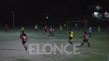 Se juega el campeonato nocturno de fútbol femenino en barrio Las Flores