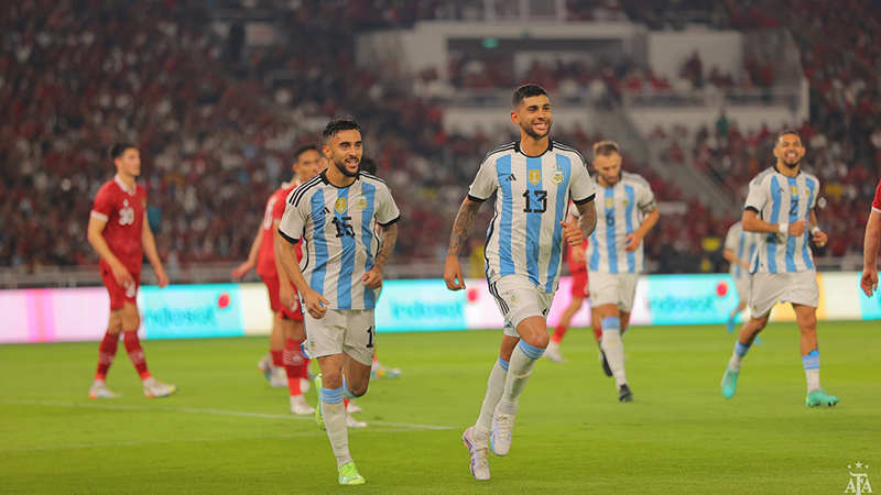 Argentina derrotó 2-0 a Indonesia en el cierre de la gira por Asia.
