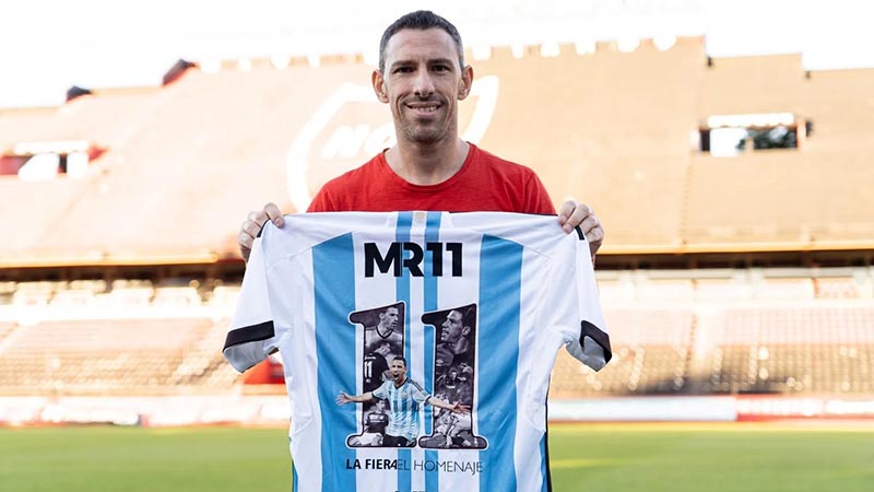 Maxi y la camiseta de Argentina para su partido homenaje.