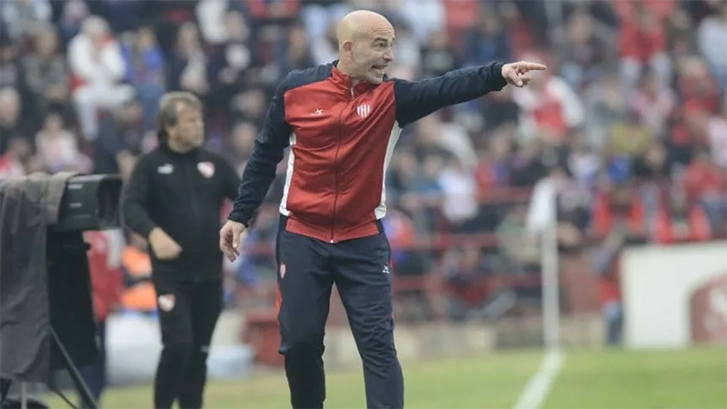 Méndez renunció como DT y se iría a Vélez.