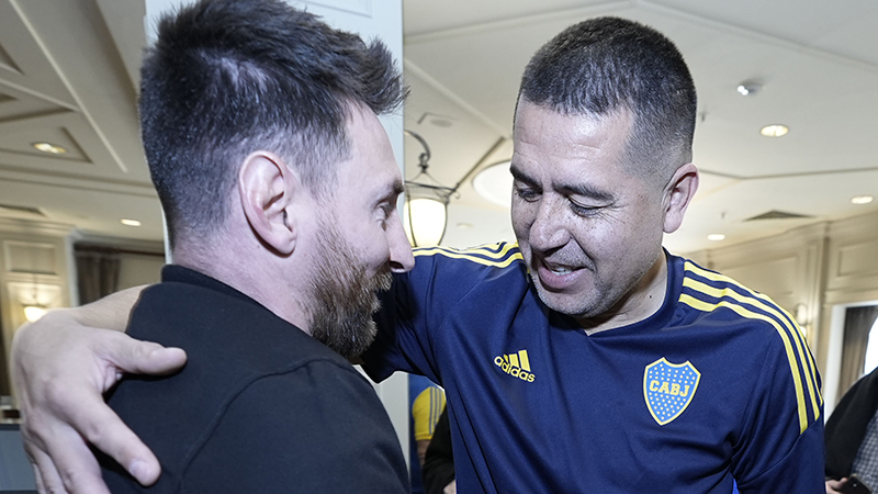 Riquelme tuvo un emotivo homenaje en La Bombonera con invitados estrellas.