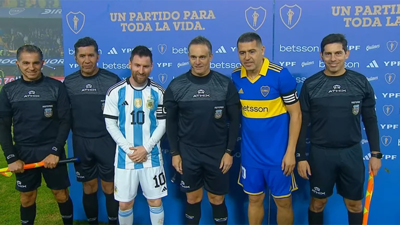 Riquelme tuvo un emotivo homenaje en La Bombonera con invitados estrellas.