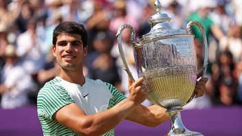 Tenis: el español Alcaraz se consagró en Queen's y volvió al número 1 del mundo