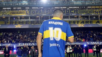 El sentido gesto de Riquelme con Maradona en su partido despedida