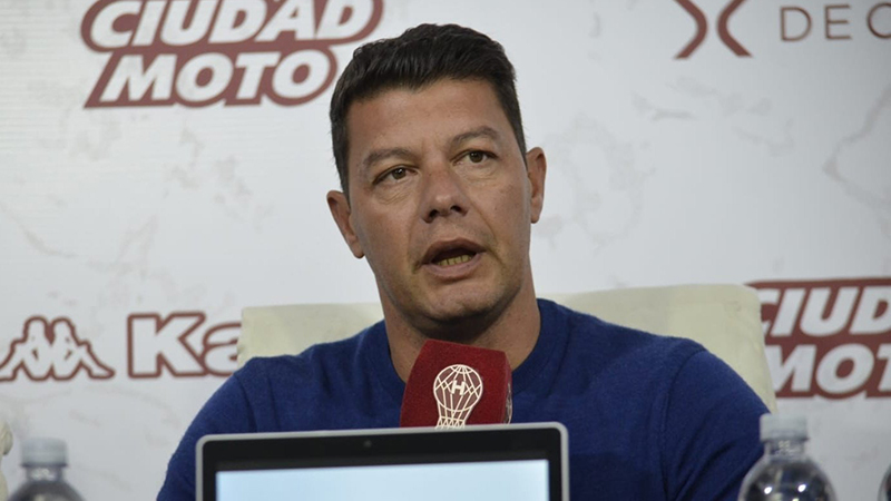 Battaglia dejó de ser el entrenador de Huracán.