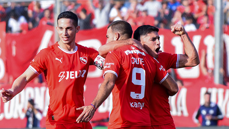 Independiente volvió al triunfo y le ganó un partido clave a Huracán.