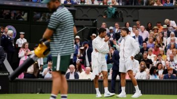 Djokovic y el argentino Cachin secaron la cancha con toallas tras la lluvia en Wimbledon