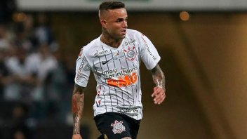 Video: barras de Corinthians encontraron de fiesta a un jugador y lo sacaron a golpes