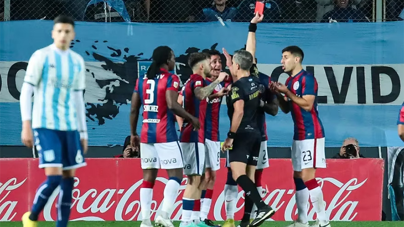 Polémica con el VAR en Racing - San Lorenzo derivó en críticas al arbitraje.