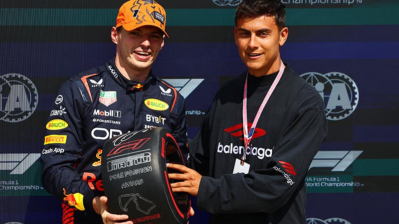 Dybala le entregó un premio a Verstappen tras la clasificación de F1.