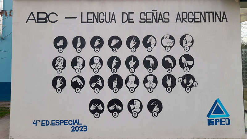 Pueblo Belgrano inauguró el primer mural con lengua de señas