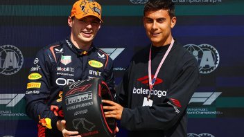 Video: Dybala le entregó un premio a Verstappen tras la clasificación de Fórmula 1