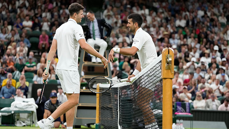 Djokovic tuvo que suspender su partido por el límite de horario en Wimbledon.