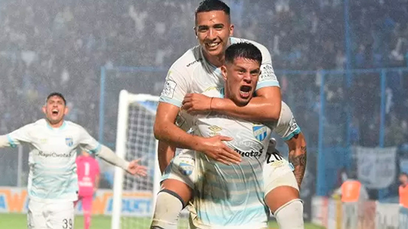 El Chelo Estigarribia abrió el marcador para Atlético Tucumán.