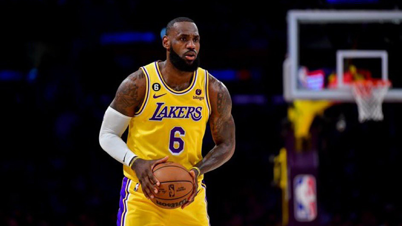 LeBron James confirmó que seguirá la próxima temporada en la NBA.