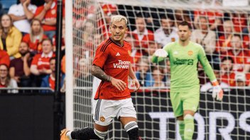 Lisandro Martínez volvió de la lesión y jugó un amistoso en Manchester United