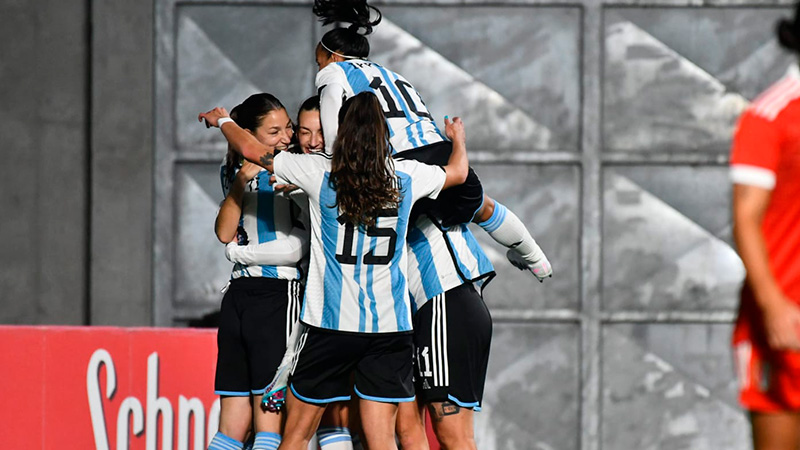 Argentina goleó a Perú y va con todo al Mundial de fútbol femenino.