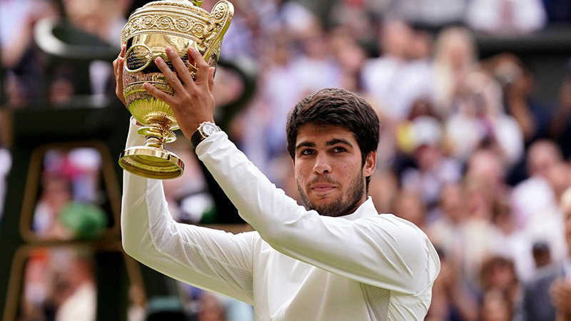 Carlos Alcaraz se coronó campeón de Wimbledon tras vencer a Novak Djokovic.