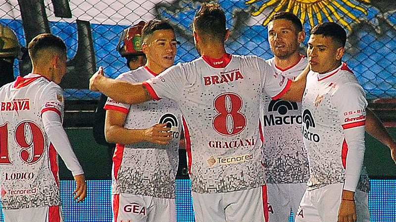 Instituto derrotó a Arsenal en un duelo clave por la permanencia.