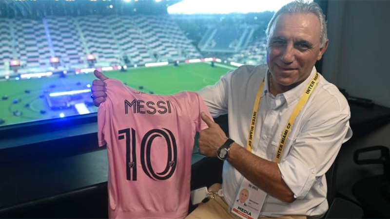 Hristo Stoichkov con una camiseta de Messi.