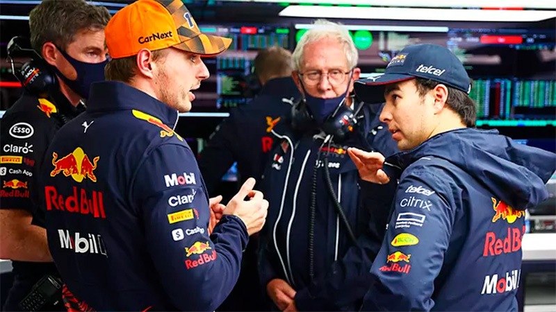 Verstappen y Pérez en el box de Red Bull.