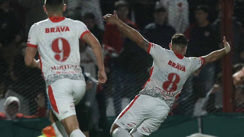 Instituto lo ganó en el final ante Lanús.