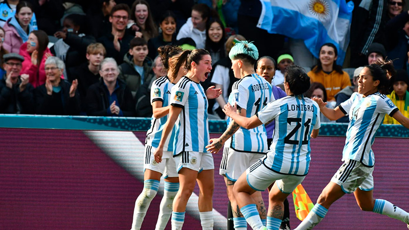 Argentina remontó ante Sudáfrica y sigue con vida en el Mundial.