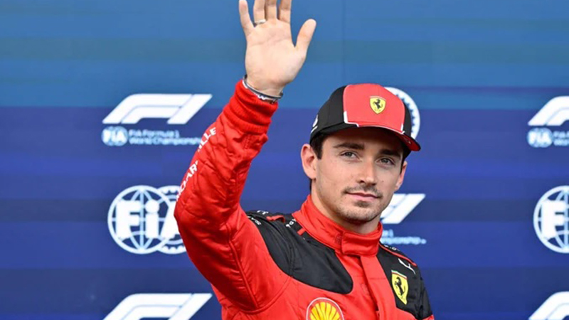 Leclerc se quedó con la pole por una sanción a Verstappen.