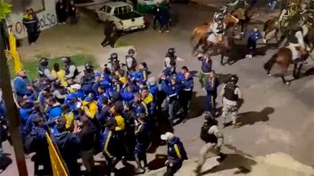 Video: Incidentes en el acceso de hinchas de Boca al estadio de Nacional de Uruguay