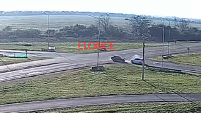Video: dos autos chocaron en el cruce de Rutas 32 y 127 y culpan a los ...