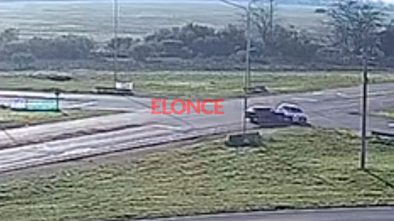 Video: dos autos chocaron en el cruce de Rutas 32 y 127 y culpan a los ...