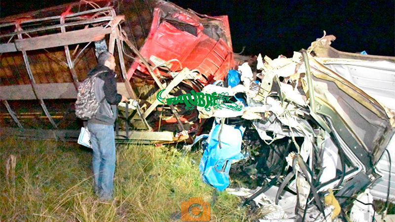 Un adolescente y un hombre murieron al chocar de frente dos camiones ...