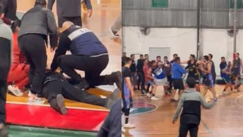 Video: un jugador noqueó a un árbitro durante una final de básquet amateur
