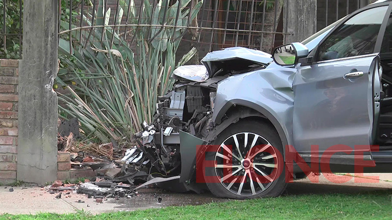 Una camioneta se incrustó contra una casa: el conductor se habría ...