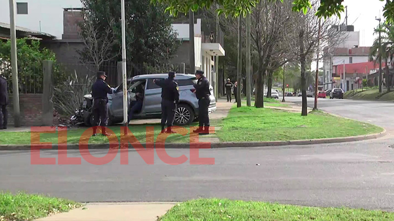 Una camioneta se incrustó contra una casa: el conductor se habría ...