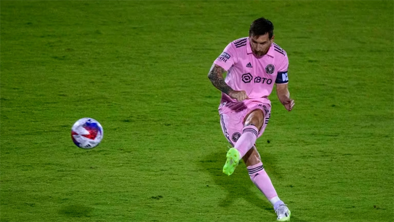 futbolistas en accion messi