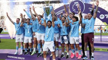 Con 14 futbolistas argentinos, comienza la Premier League: todos los detalles