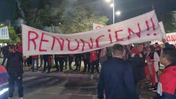 Hinchas de Unión hicieron un banderazo para exigir la renuncia del presidente