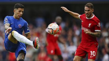 Con argentinos, Chelsea y Liverpool empataron en su debut en la Premier League